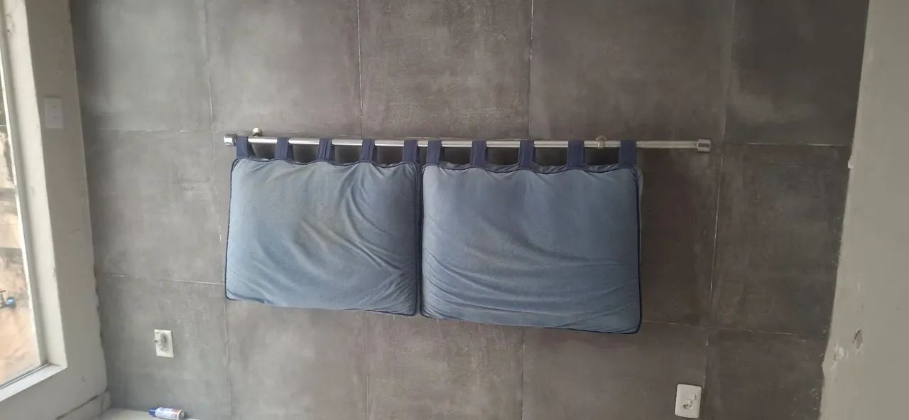 Cabeceira Suspensa de Varão com Almofadas - Estilo Moderno/Industrial