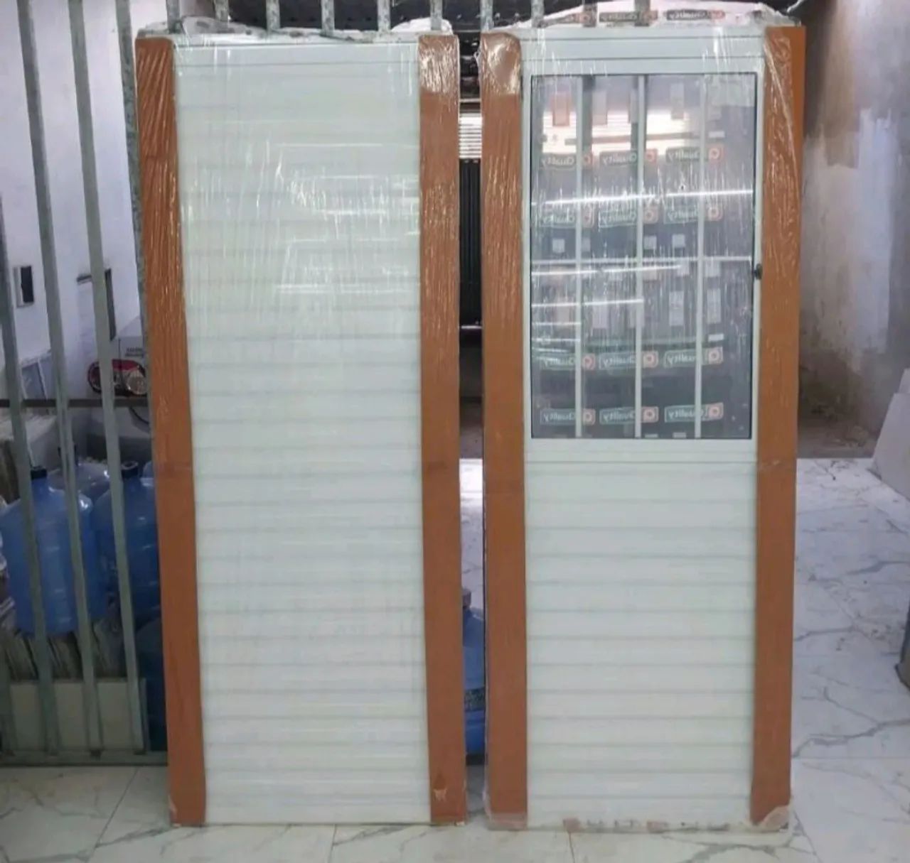 Porta de Alumínio Branco Com Vidro e Grade - NOVA - Foto 2