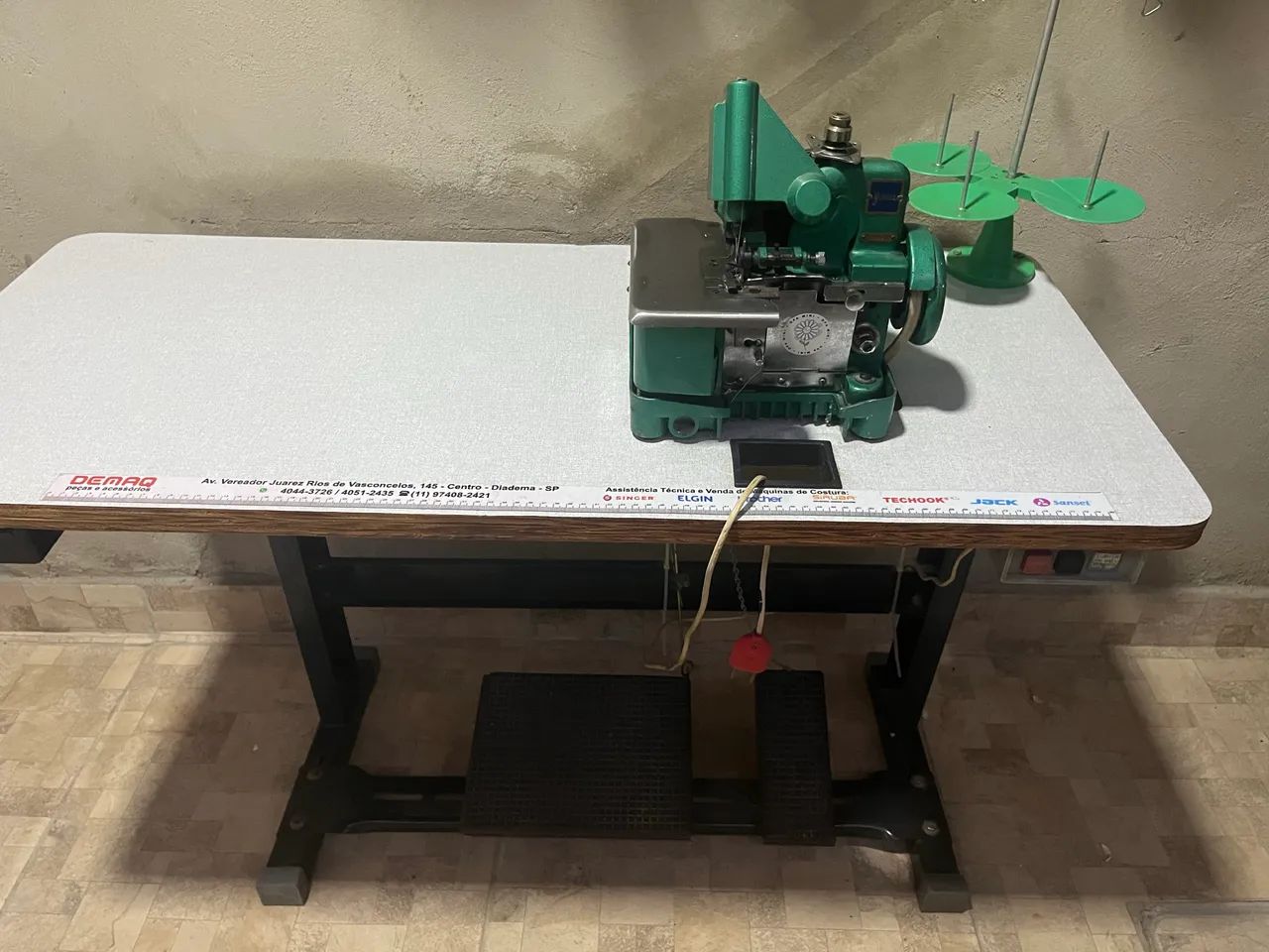 Overlock Chinesinha com motor externo e mesa - Foto 3