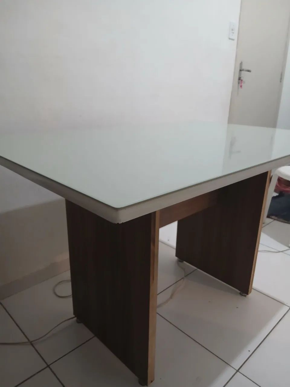 Mesa de vidro e MDF sem cadeiras