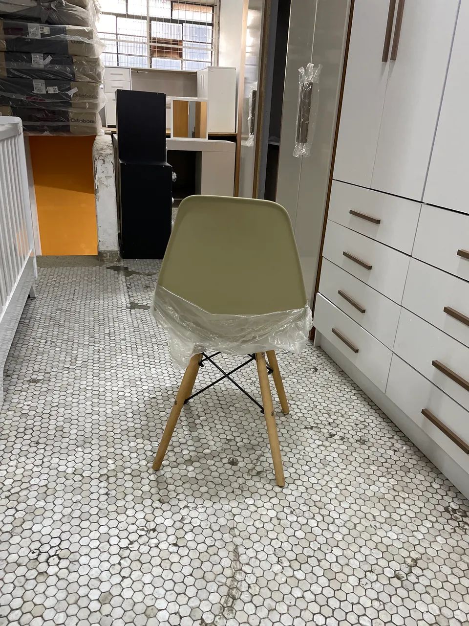 Cadeira charles Eames Eiffel Pés de madeira palito  - Foto 3