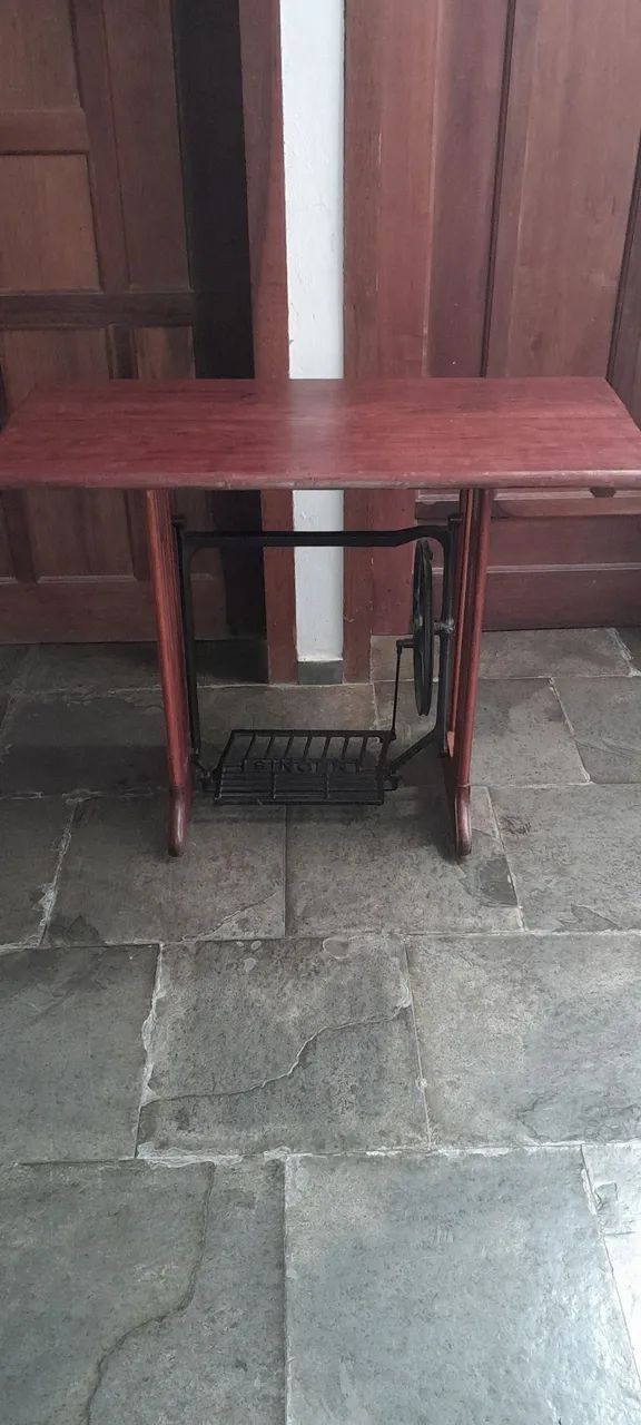 Mesa pé ferro fundido 