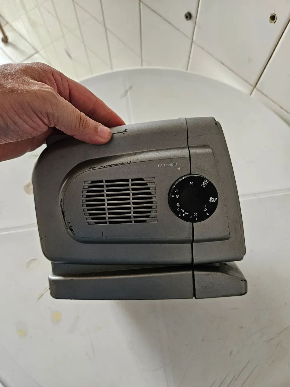 Tv analogica preto e branco portátil antigo  - Foto 4
