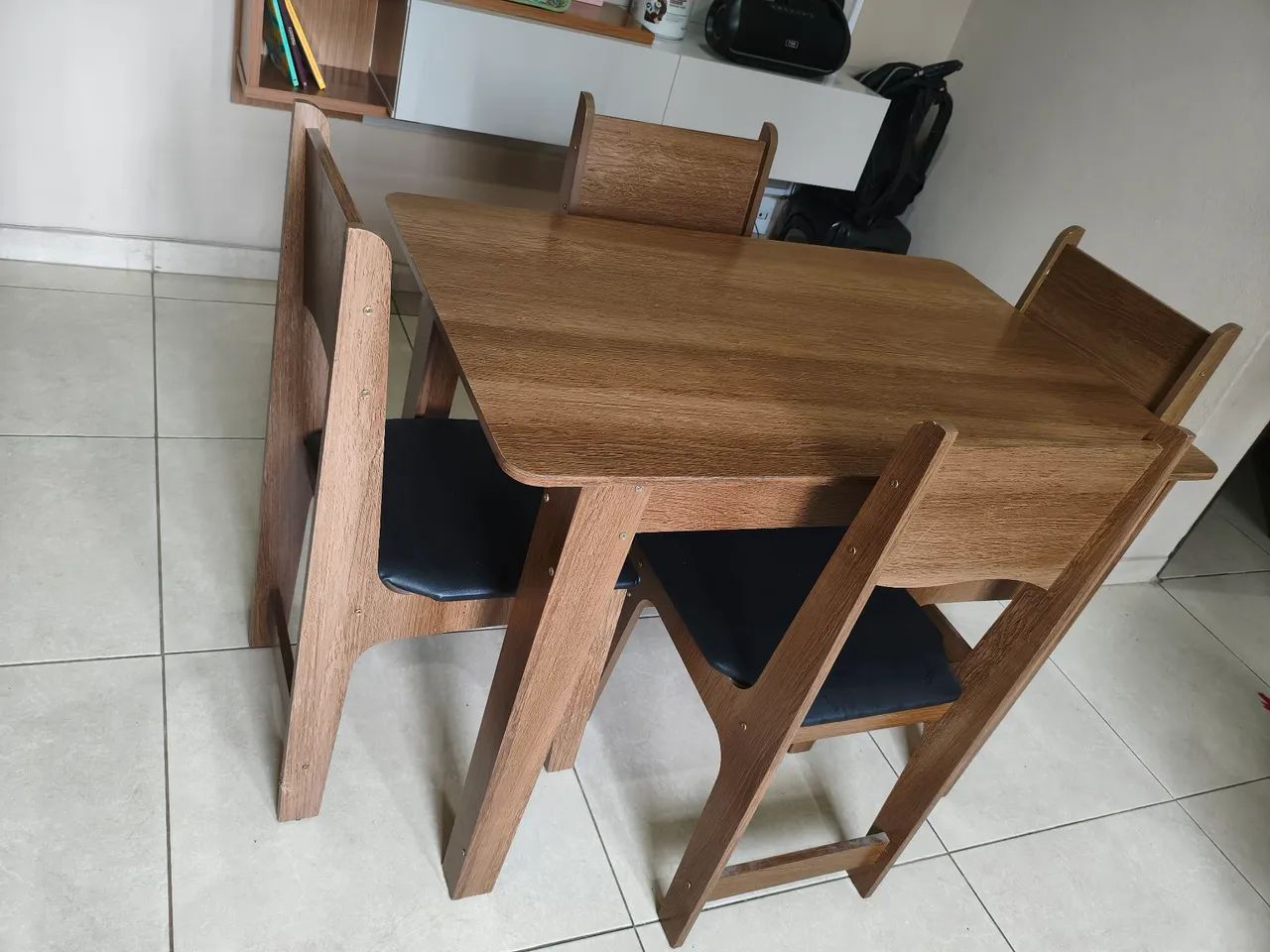 Vendo mesa 4 cadeiras - Foto 2