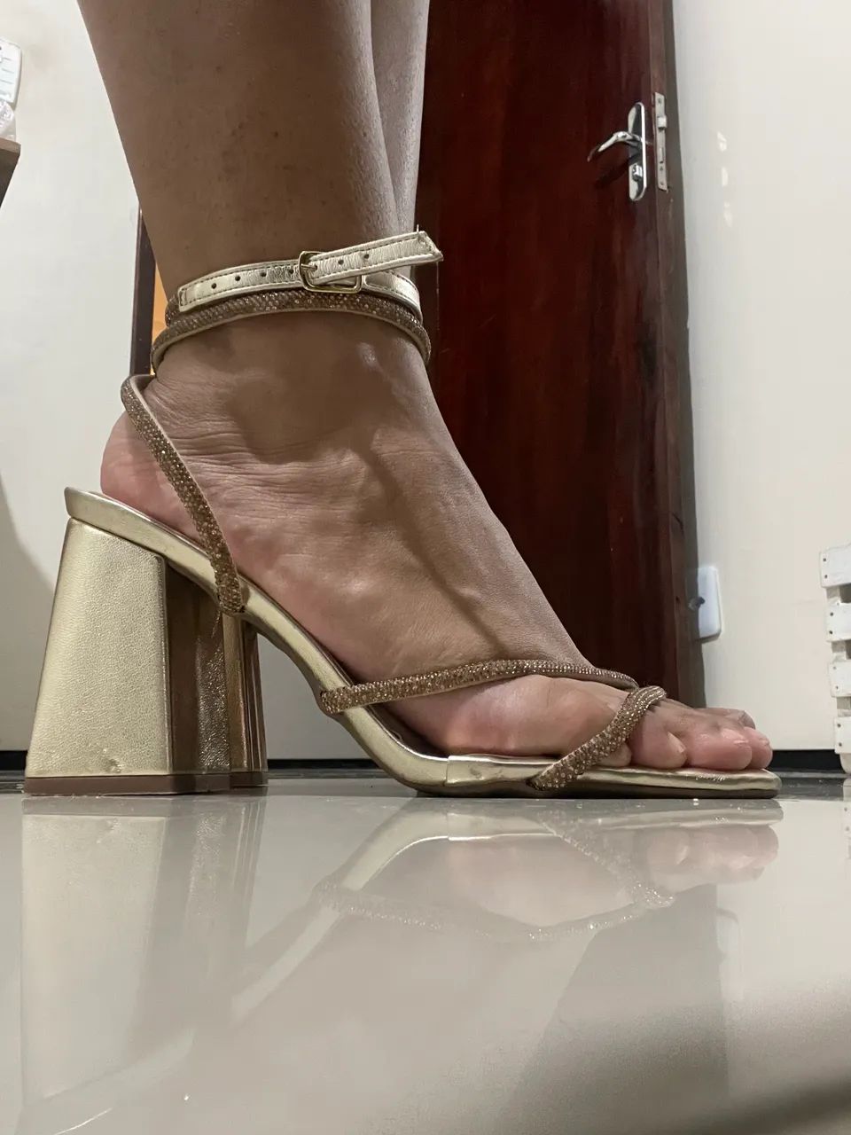 Sandália dourada c/ pedrarias - Foto 2