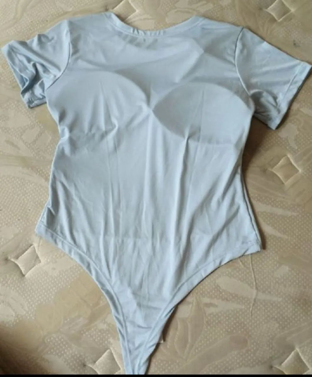 body azul bebê com detalhe dourado - Foto 4