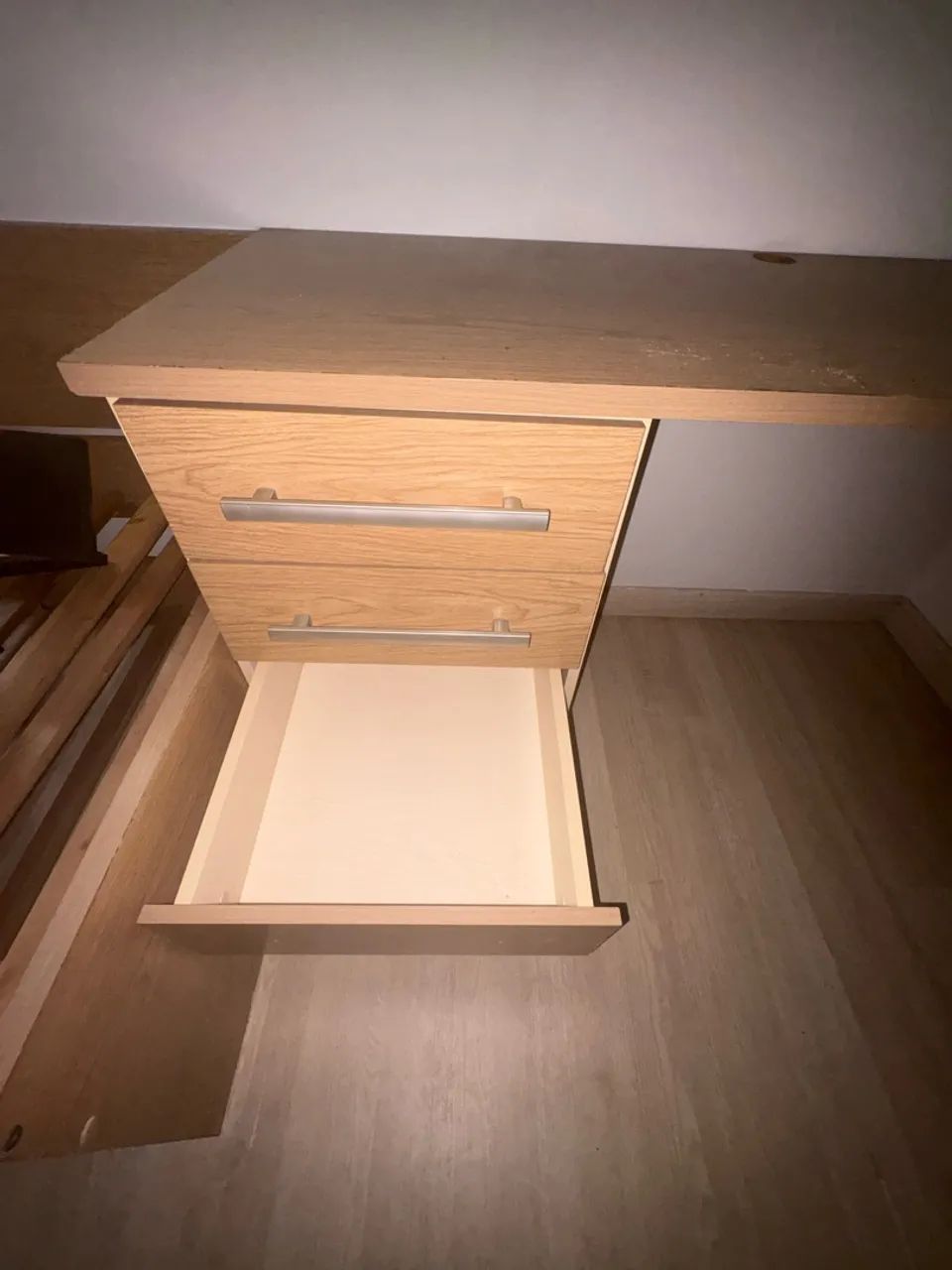 Bancada em L planejada em tom amadeirado com gaveteiro embutido - Foto 4