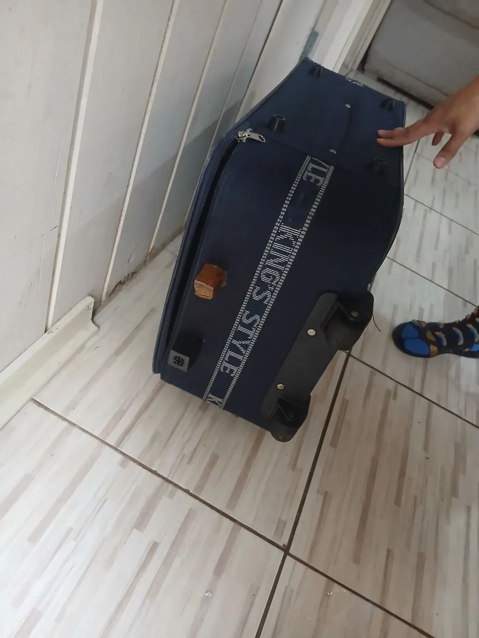 Mala de viagem 40reais, porem tem um lado quebrado mas dar de usar normal  - Foto 4
