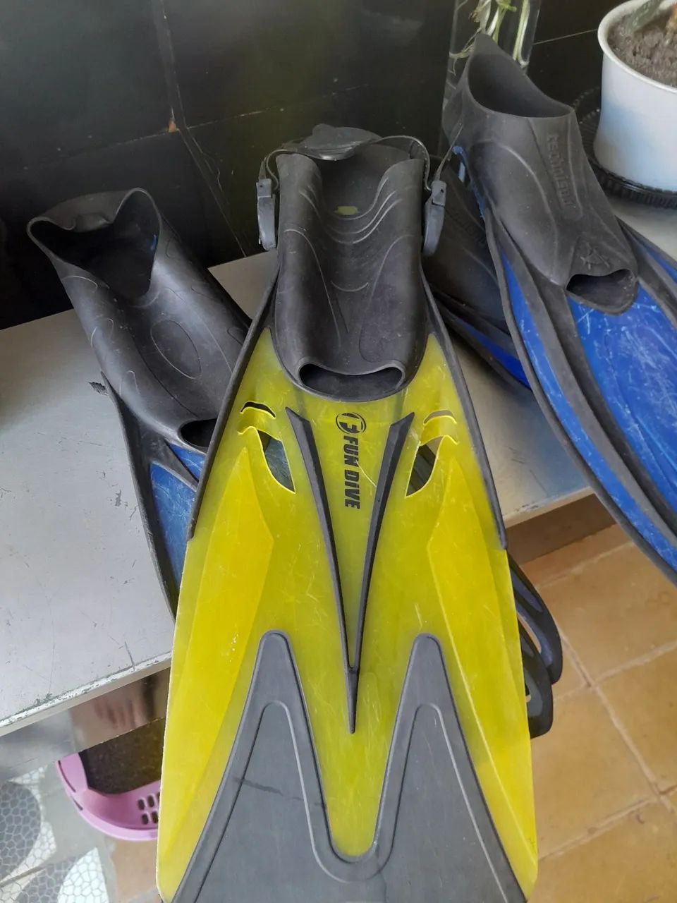 MATERIAL PARA MERGULHO  ROUPA NADADEIRAS E LANTERNA  - Foto 3