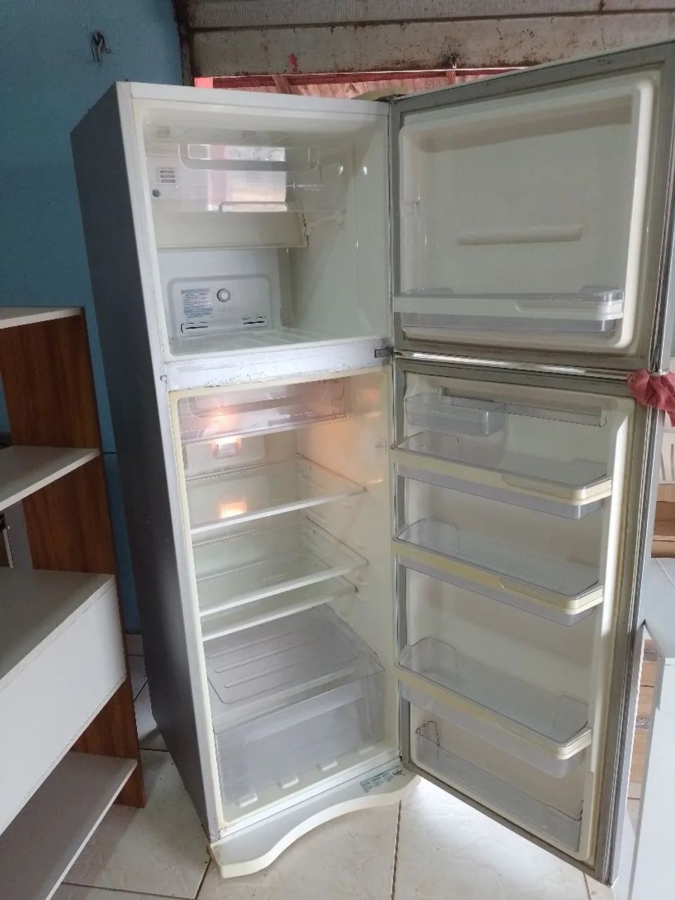 GELADEIRA ELETROLUX FROST FREE GELO SECO USADA COM MARCAS DE USO PORÉM GELANDO  - Foto 2
