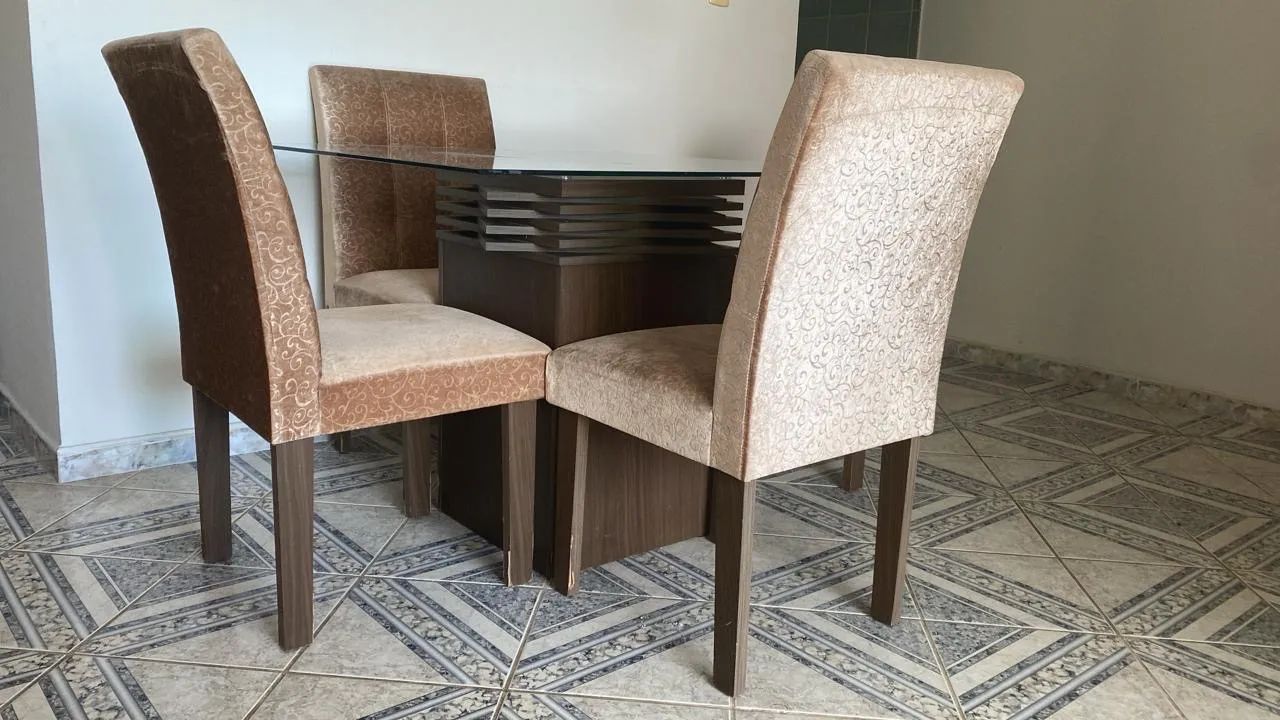 MESA COM CADEIRAS