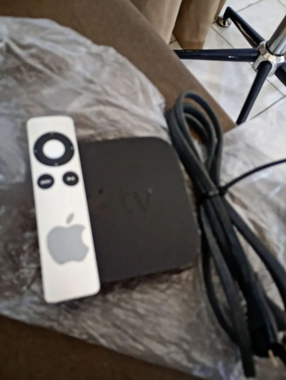Apple Tv 3a geração funcionando perfeitamente com controle original e cabo de força  - Foto 2