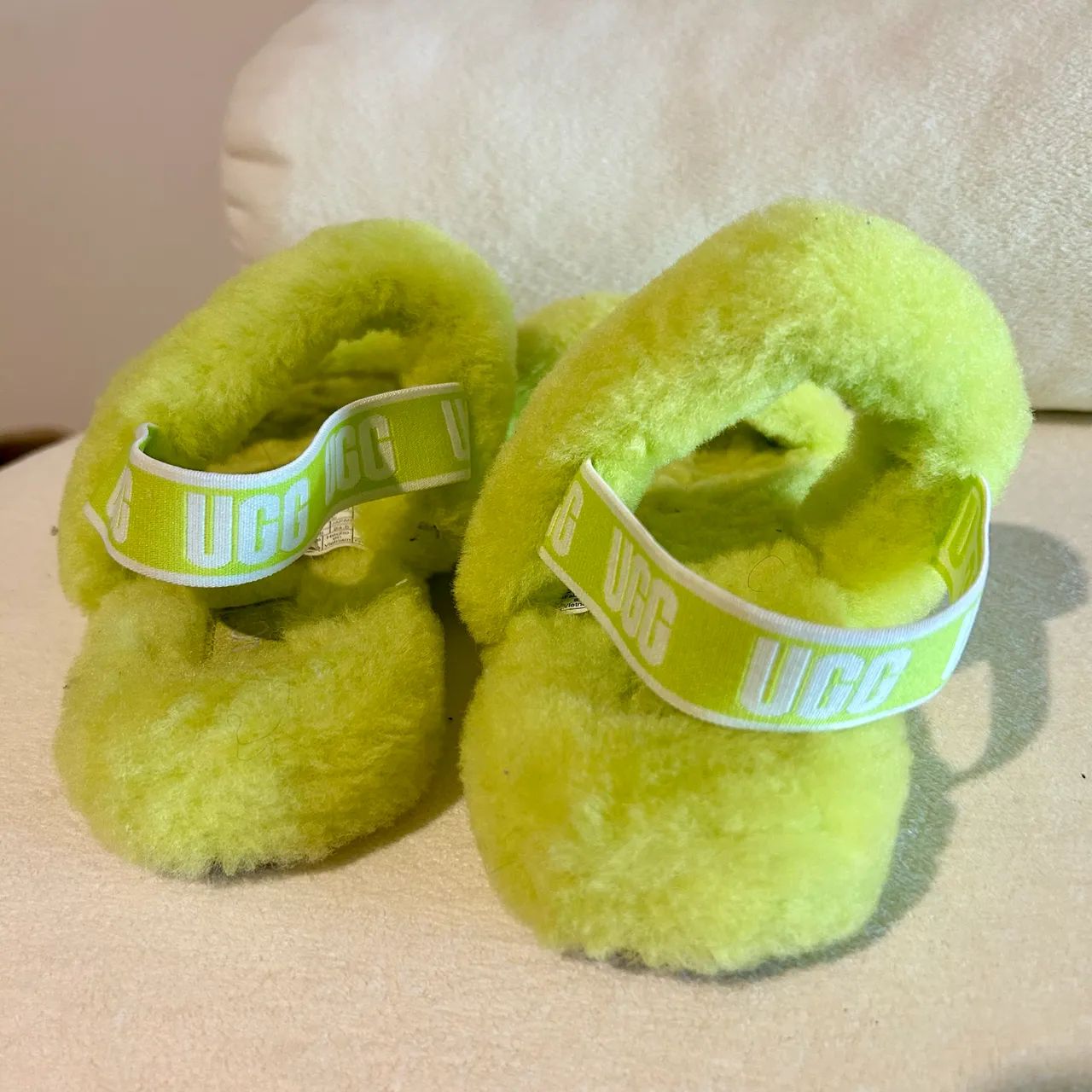 Sandalia UGG Fluff - Foto 2