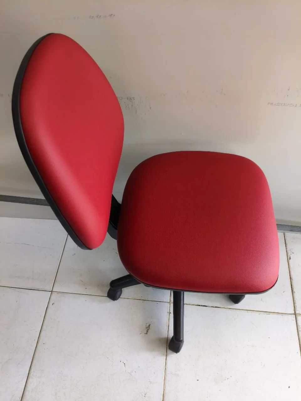 Cadeira giratória ergonômica com regulagens  - Foto 3