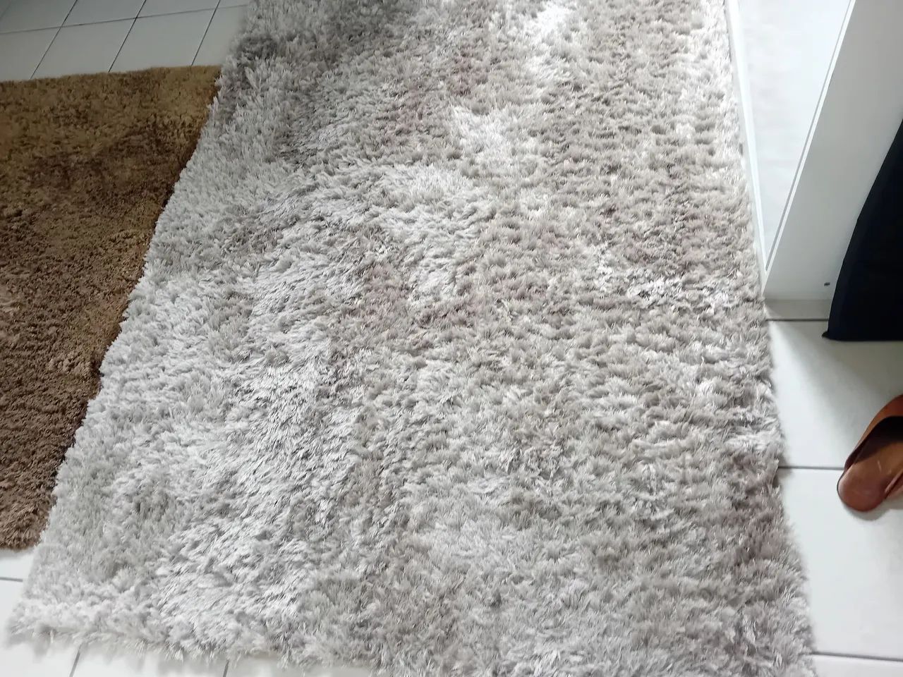 Vendo dois tapetes marrom 1;56/1;39 bege 1;74/1;55 motivo da venda mudança de país  - Foto 2