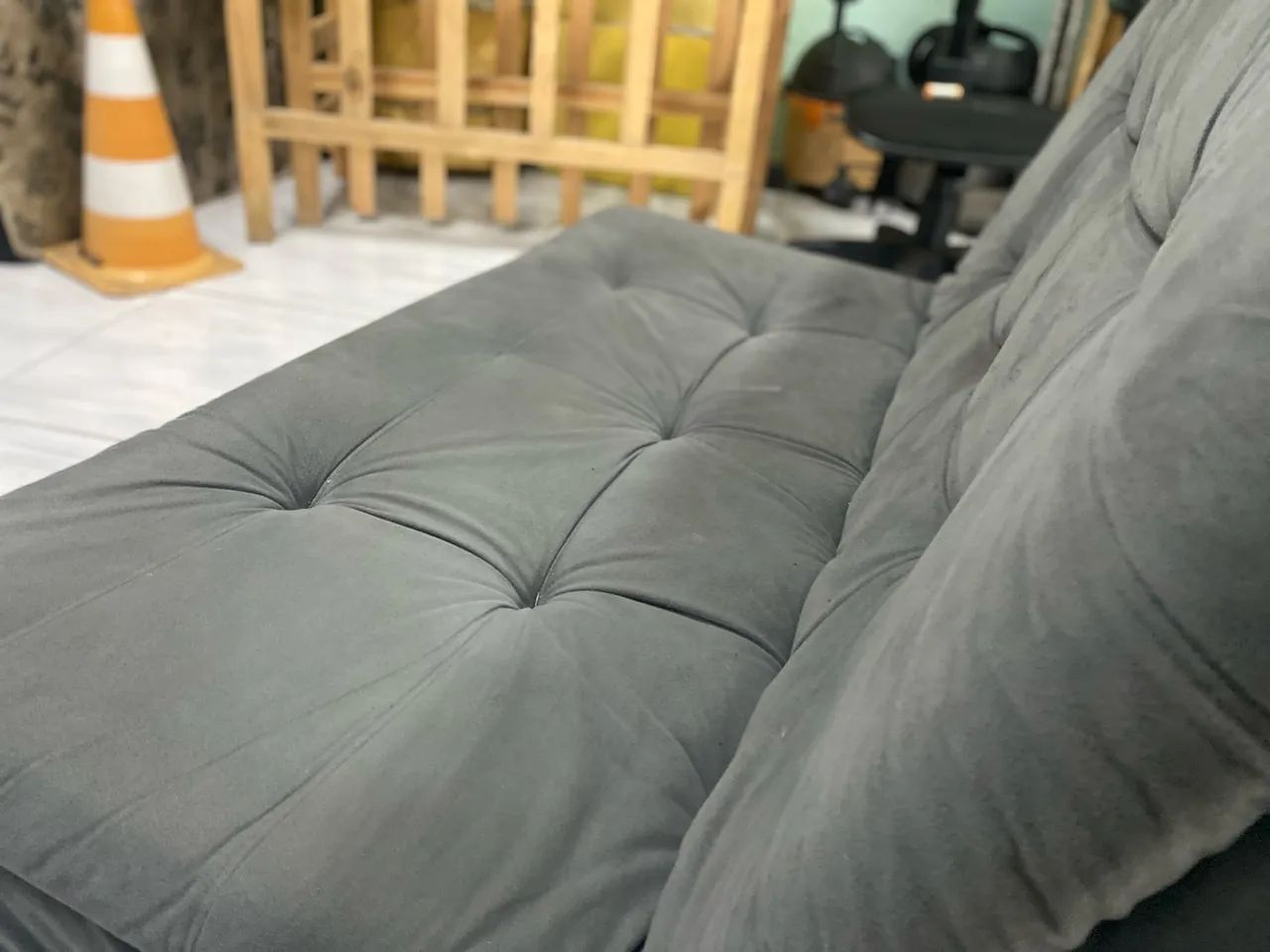 Sofá-Cama 2 Lugares Cinza Estofado - Confortável e Conservado