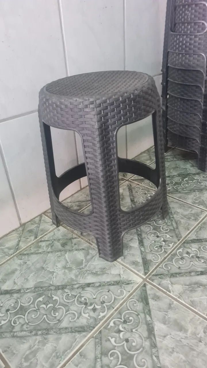 9 Banqueta de plástico preta