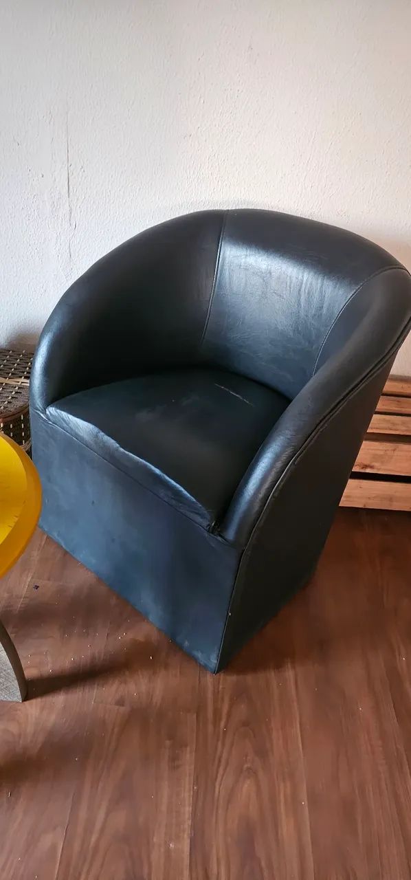 Conjunto para Recepção - 2 Poltronas em Courino + Mesa de Centro - Foto 2