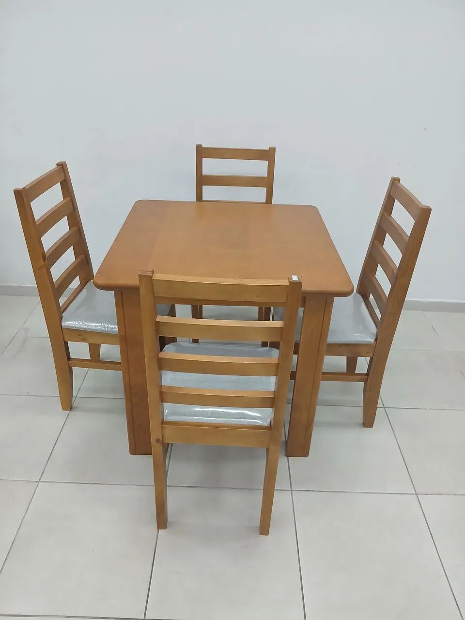 Conjunto mesa com 4 cadeiras. 