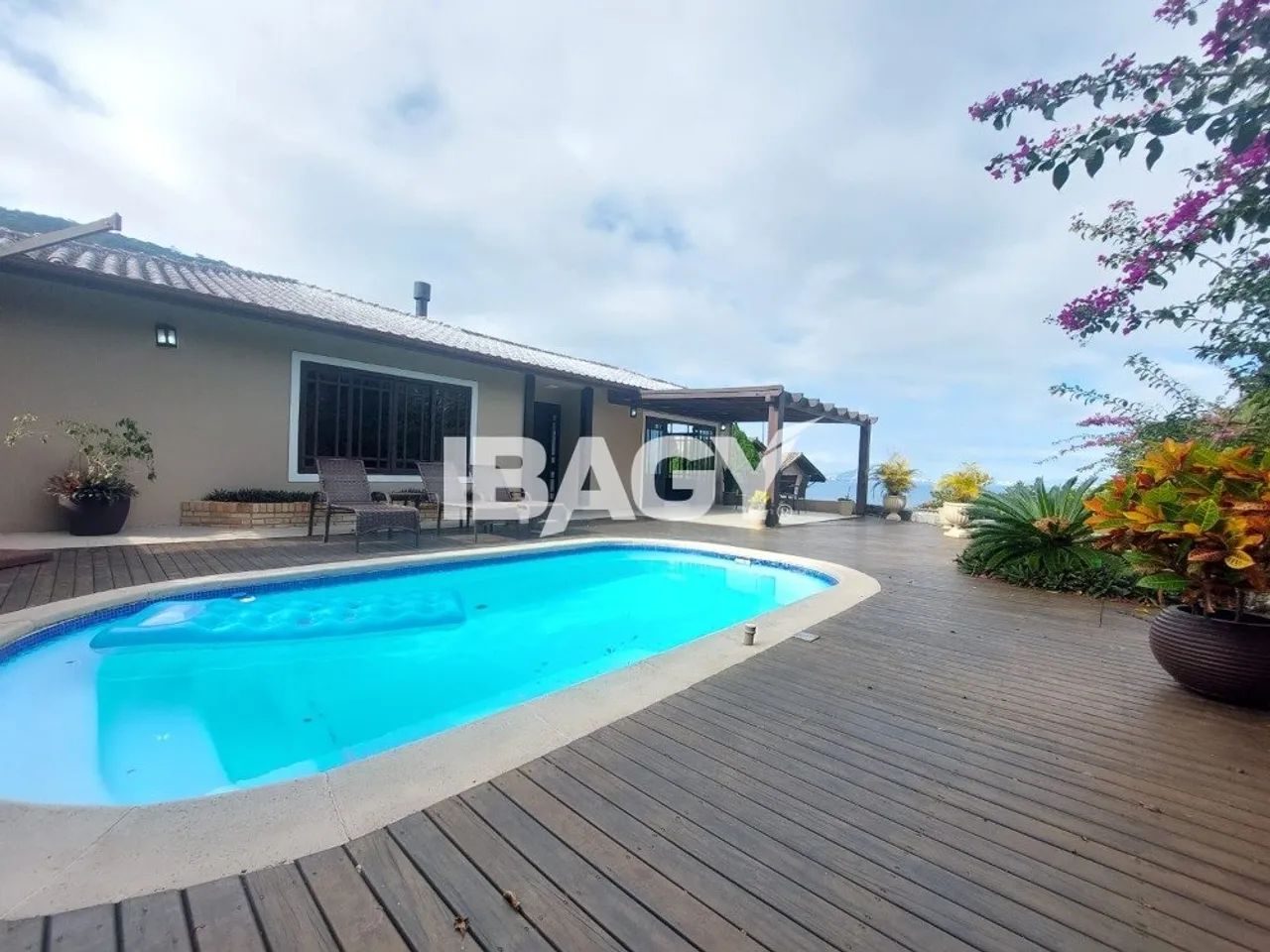 Excelente Casa 6 dormitório(s) em Sambaqui - Florianópolis - Foto 5