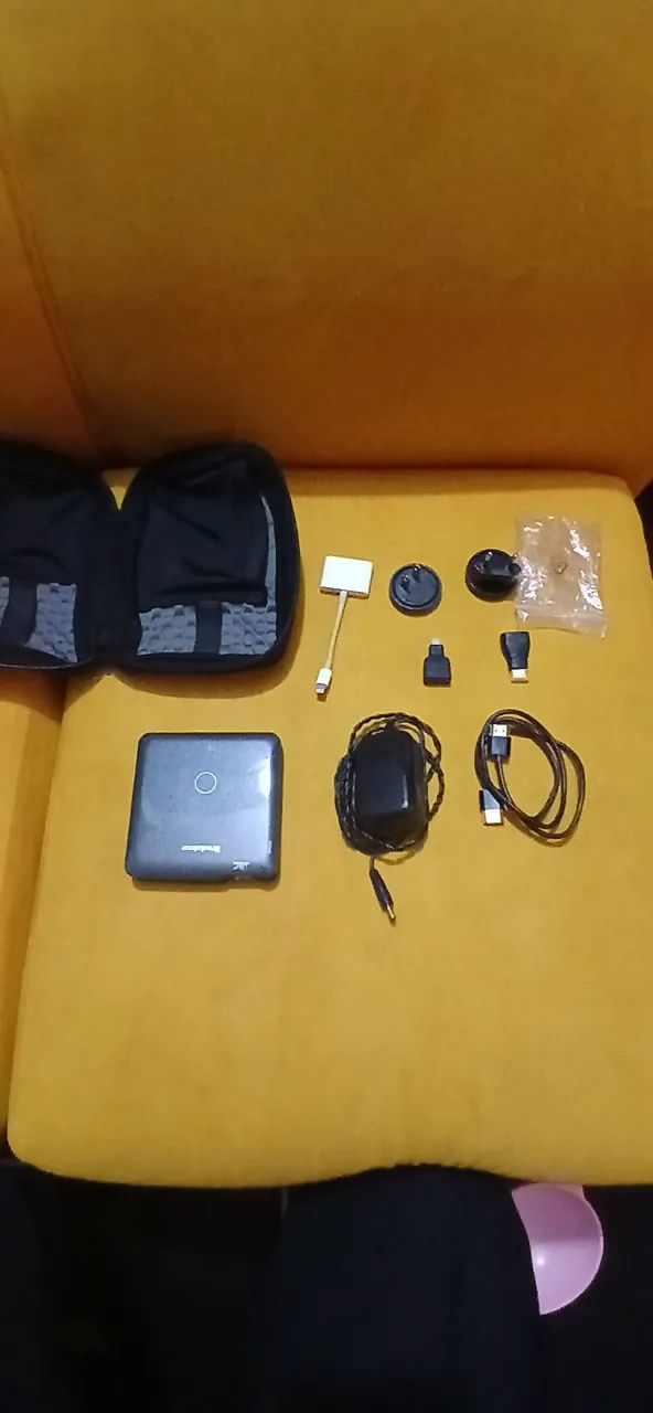 Mini Projetor Portátil Brookstone HDMI Pocket Projector DLP - Kit Completo Com Estojo - Foto 4