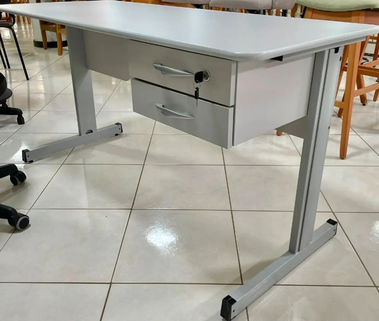 Mesa Escritorio 1,40m Cinza com 2 Gavetas - Foto 3