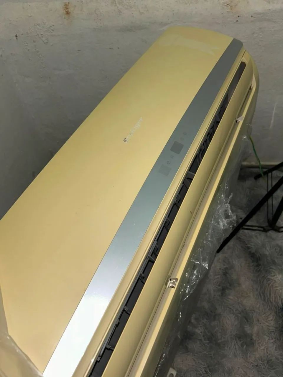 Ar condicionado bem conservado 