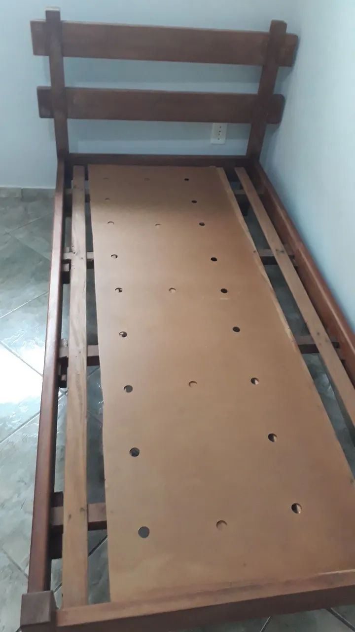 Vendo uma cama de solteiro em madeira com colchão  - Foto 3
