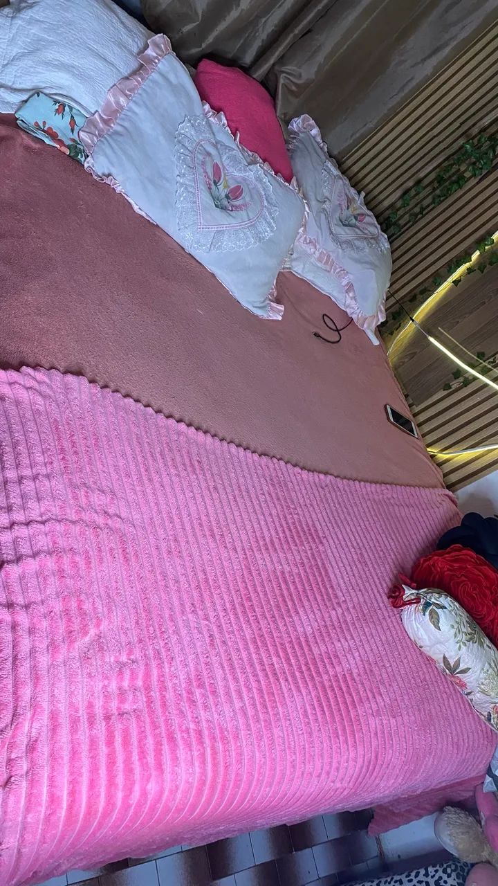Cama queen em ótimo estado!!