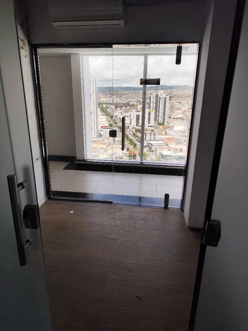 Times empresarial, Alugo Sala 36 m²  pronta planejada, com 2 ar condicionados, lavabo  - Foto 3