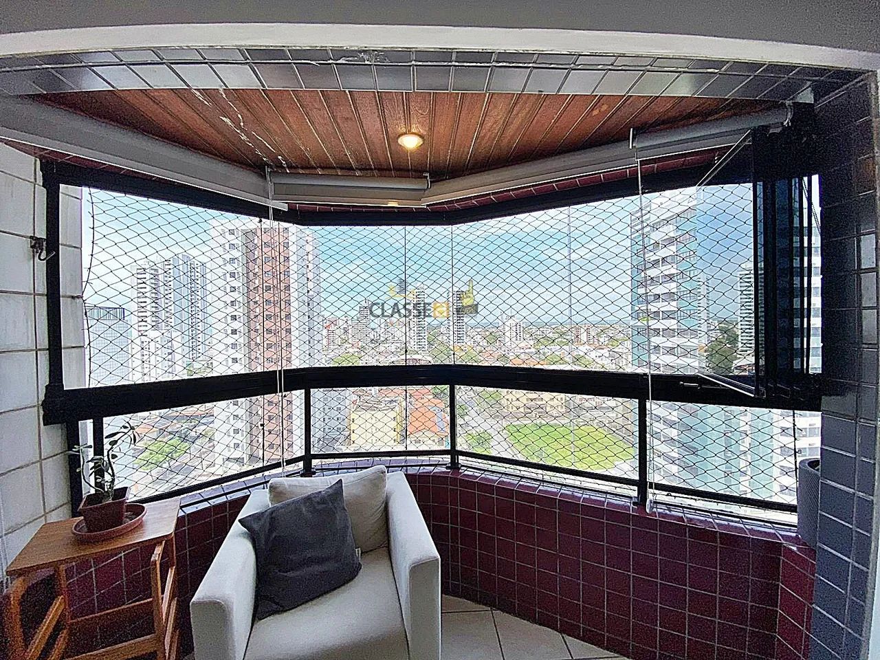 Apartamento Reformado 2+1 com Varanda em Candeias