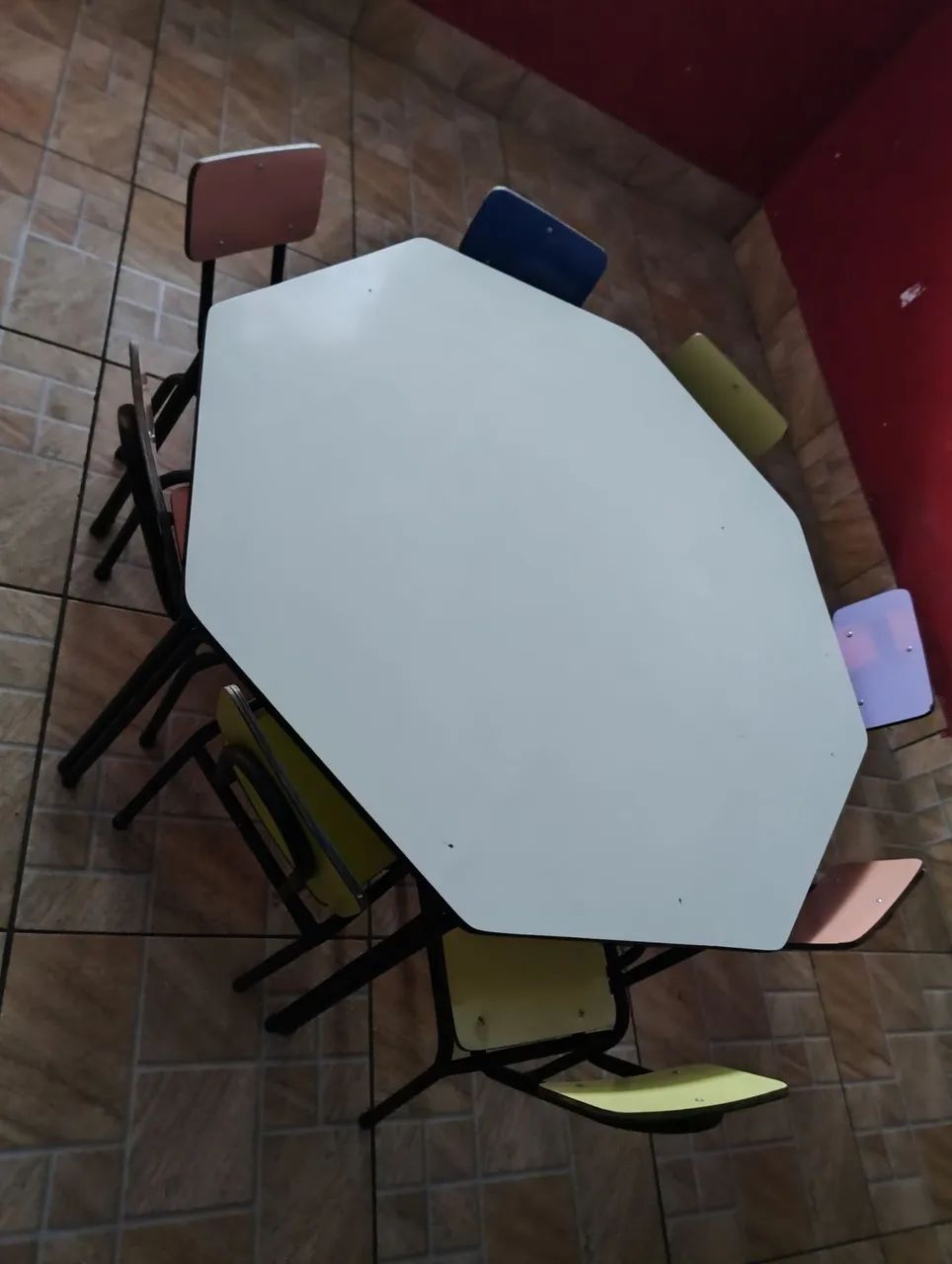 Mesa com 8 cadeiras ideal para pré escola 