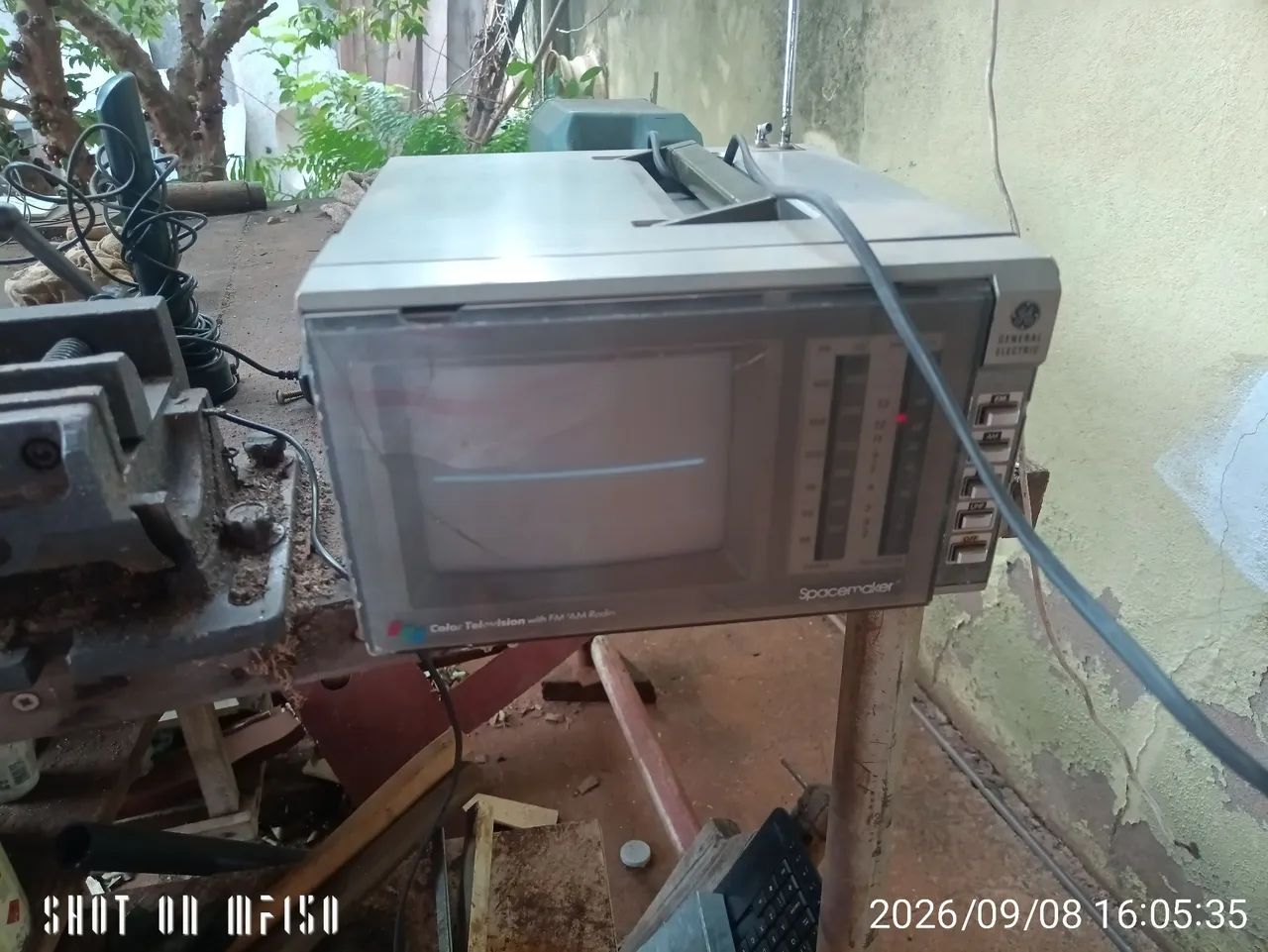 Vendo Mini TV e rádio General eletric antiga tela 5 polegadas a imagem liga mais não ABRE  - Foto 4
