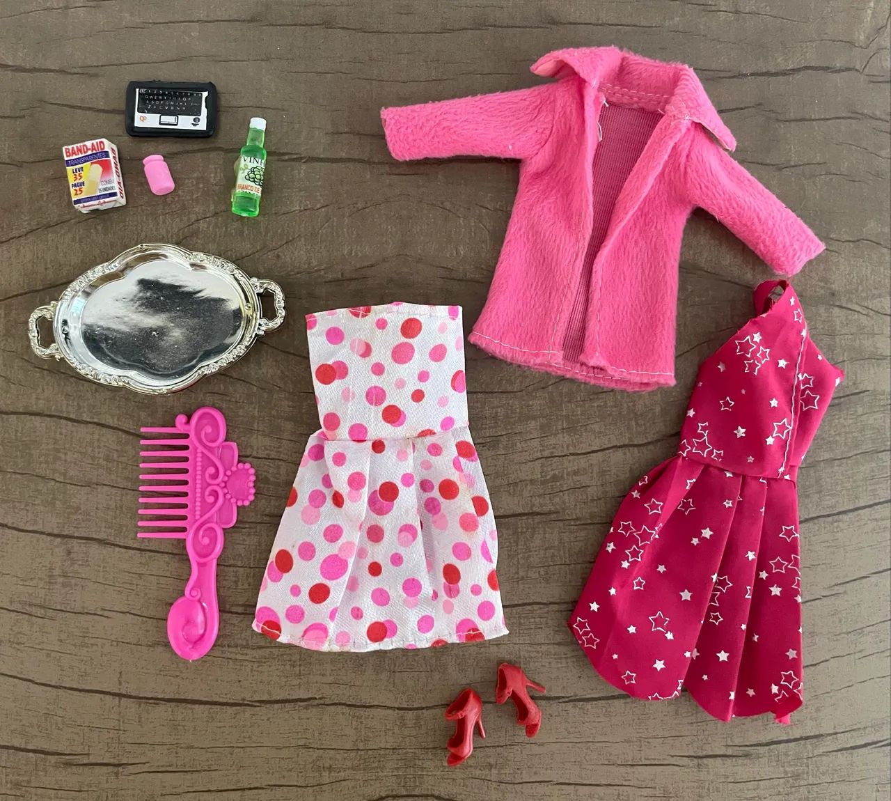 Lote Roupas e Acessórios Barbie e outras  - Foto 2