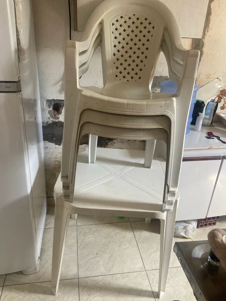 Mesa plástica com 3 cadeiras 
