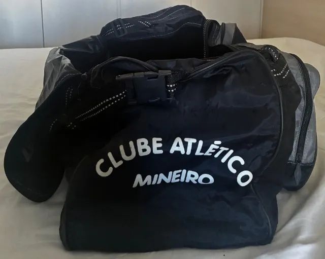 bolsa de viagem umbro atlético mineiro preta - Foto 4