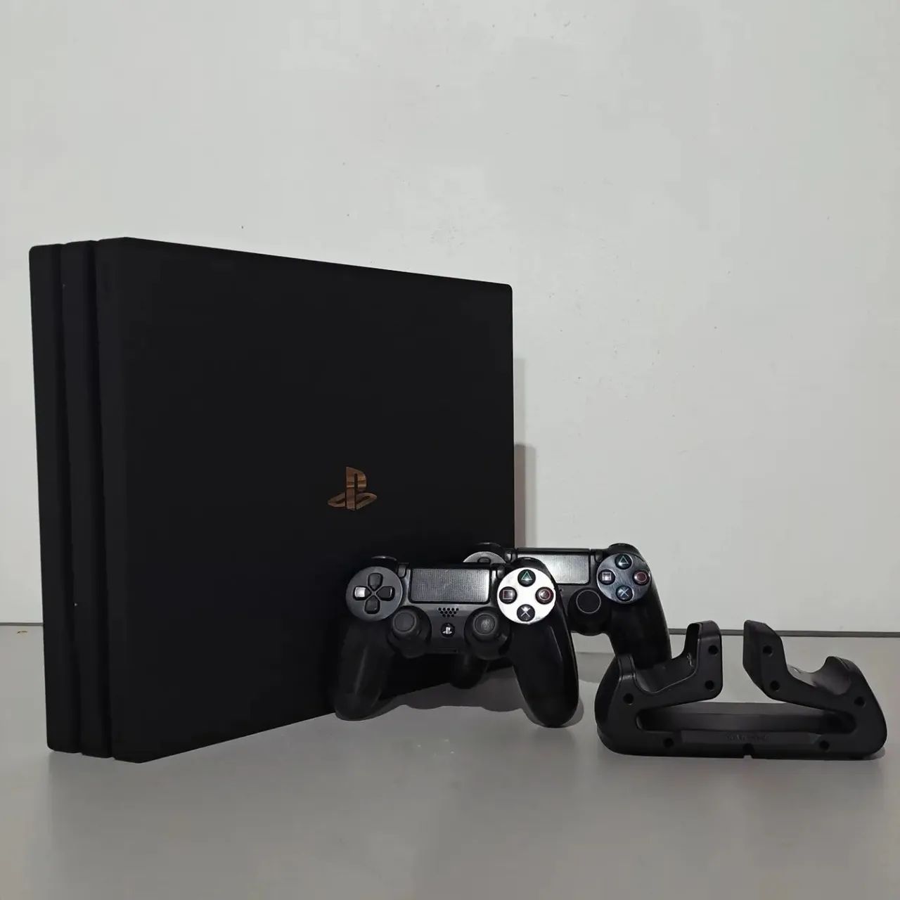 PS4 Pro 1TB com 2 controles originais e base de carregamento - SOMOS E-COMMERCE 