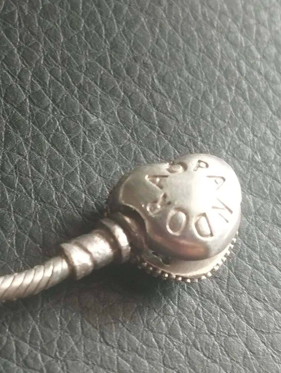Pulseira de prata Pandora com diversos berloques e pingentes - Foto 3