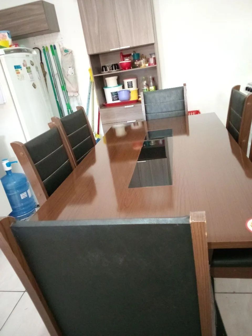 Mesa com 6 cadeiras.