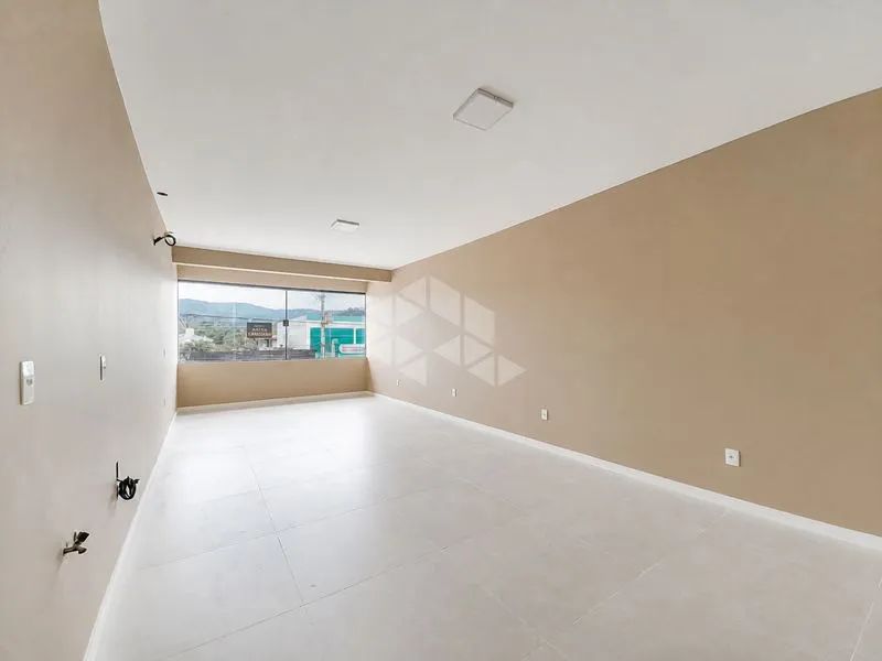 Sala Comercial de 35m² com Vista para a Avenida no Santa Mônica