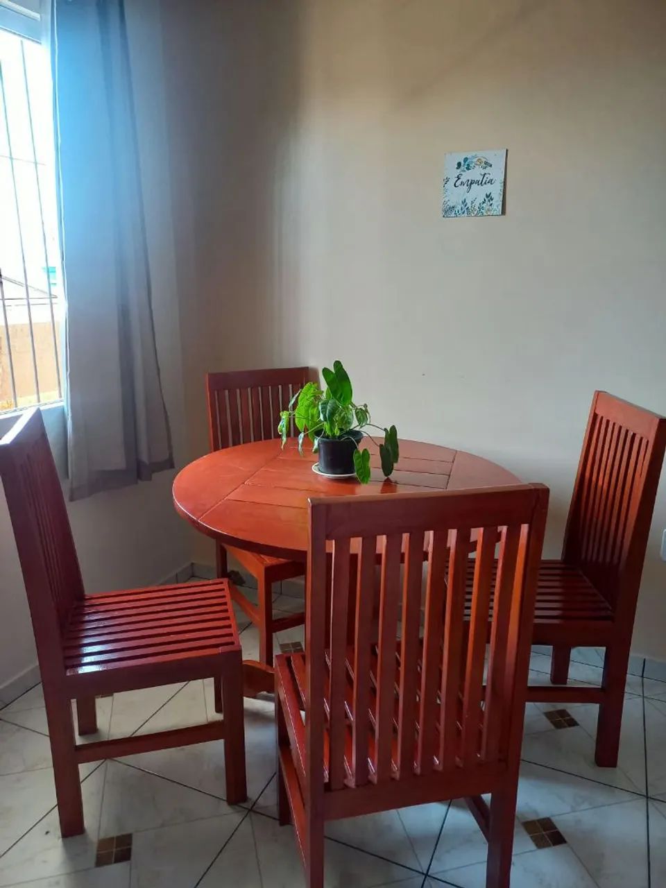 Mesa em andiroba,  circular,  com 4 cadeiras.  Com belo design.  - Foto 2