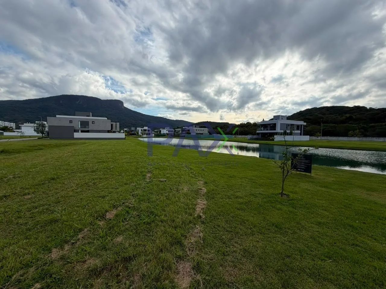 Lote de 423m² à venda no Reserva da Pedra