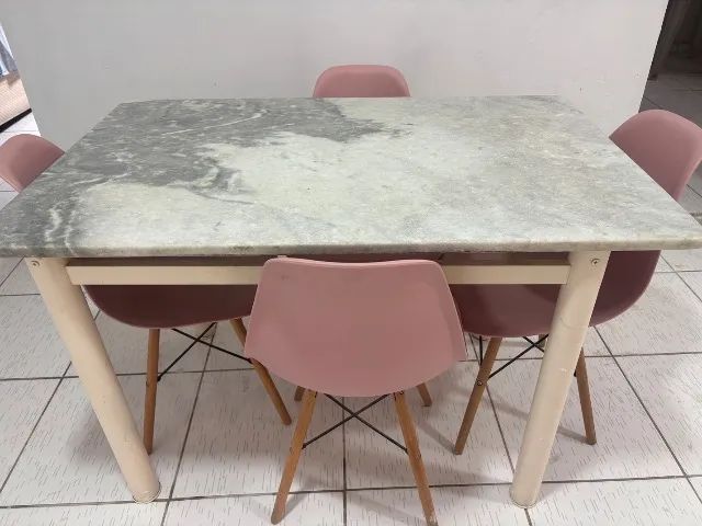 Mesa sem as cadeiras