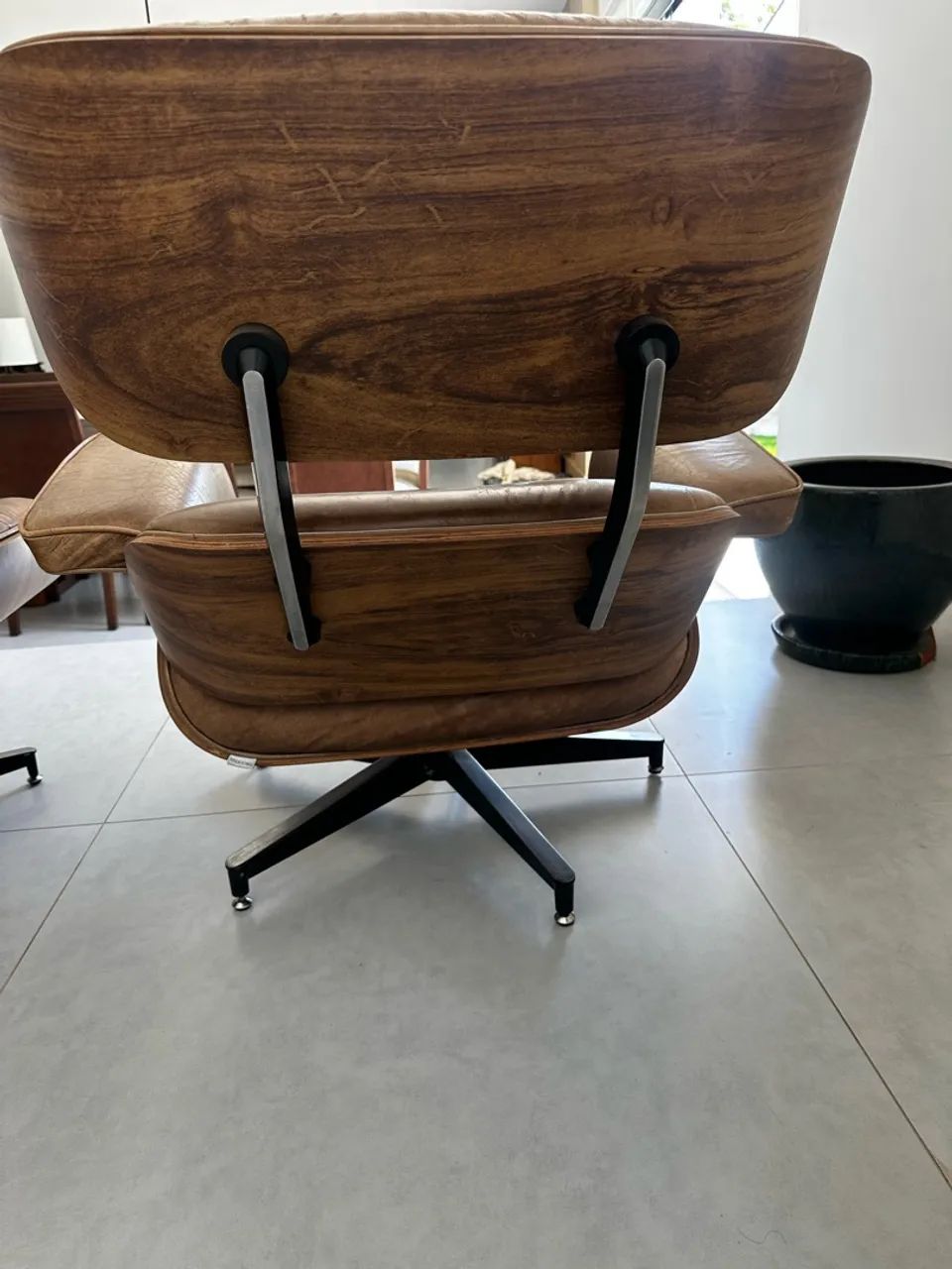 Poltrona com Puff Charles Eames Lounge Chair Madeira Moldada  Tok Stock  - Foto 2