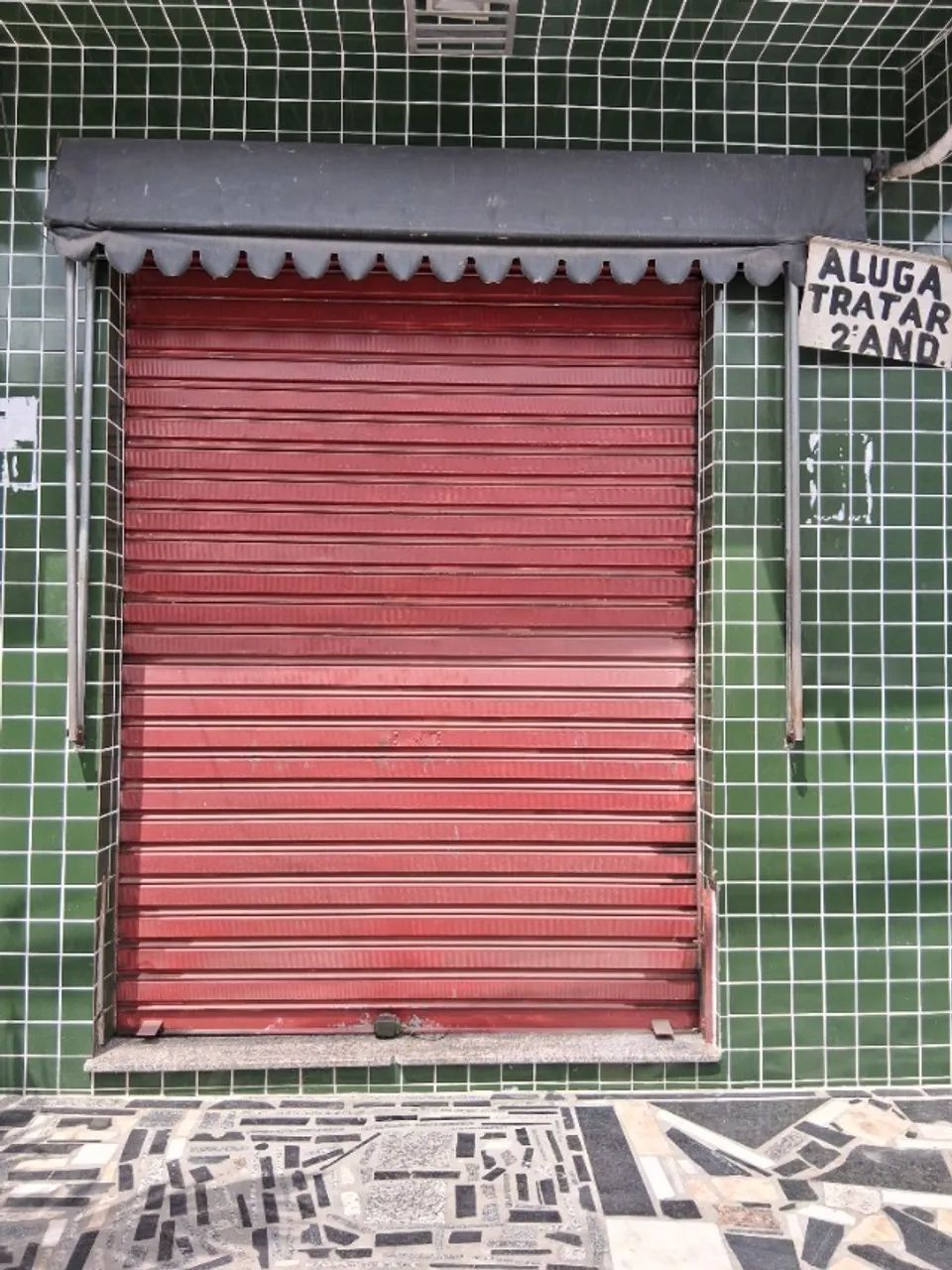 ALUGA-SE UM GALPÃO.