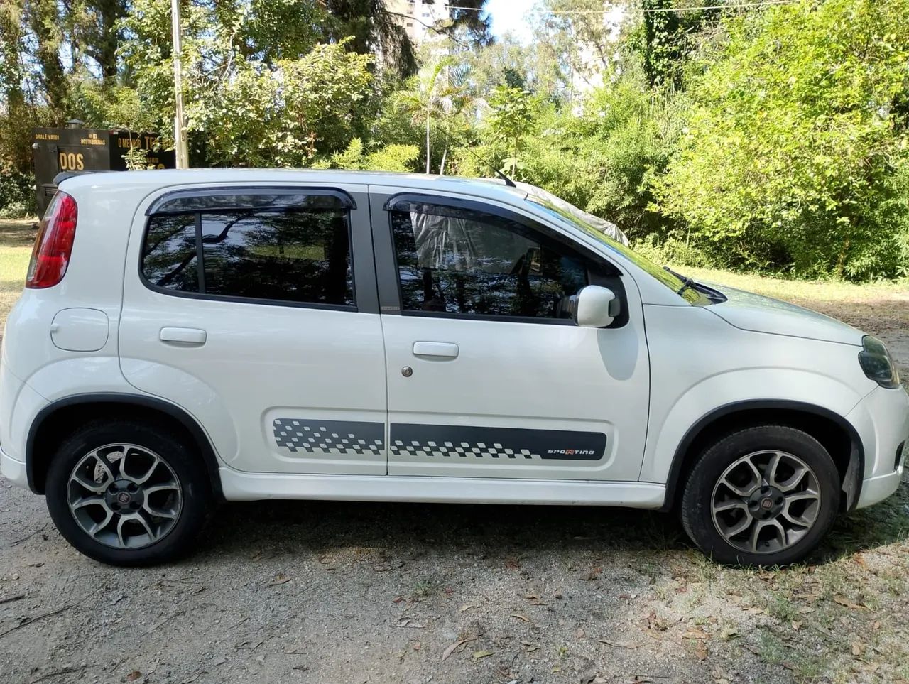 Fiat Uno Sporting 1.4 EVO Fire Flex 8V 4P 2014 - Foto 3