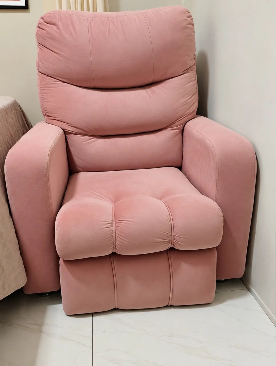 Vendo poltrona retrátil rosa seminova 