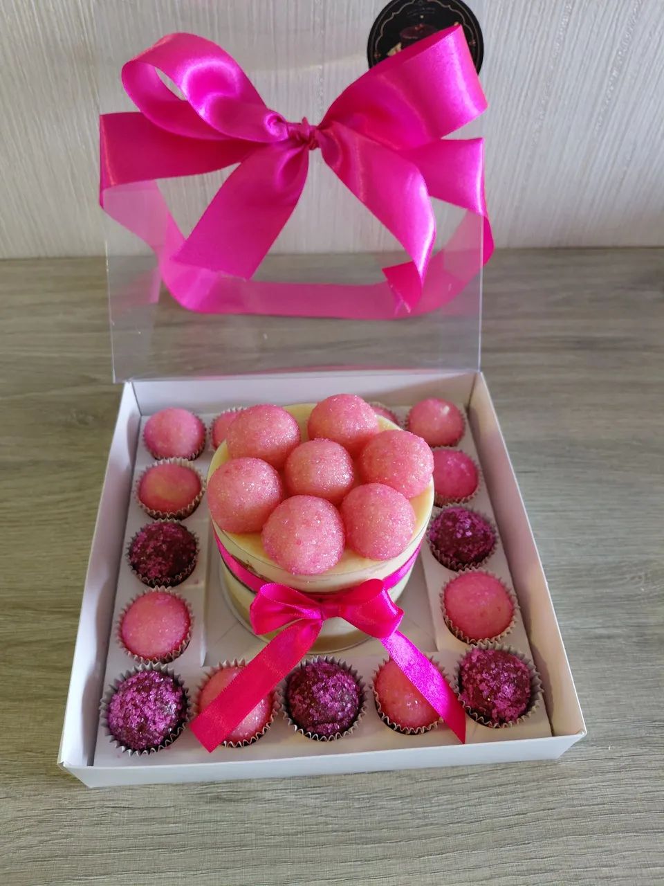 Kit presenteável bolo e brigadeiros  - Foto 3