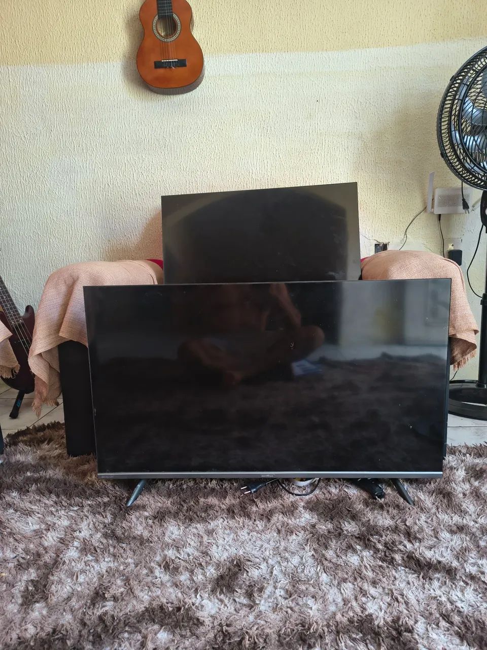 Duas TV smart para retirada de pecas 
