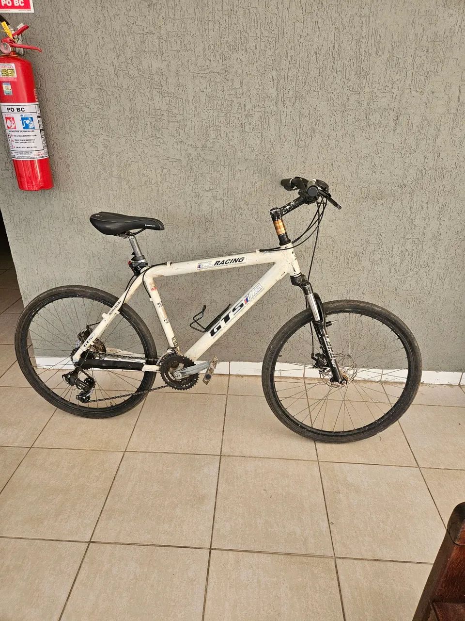 Bicicleta com acessórios shimano